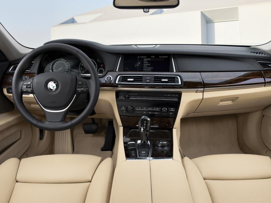  BMW 750Li 2012 года  (фото 13 из 16)